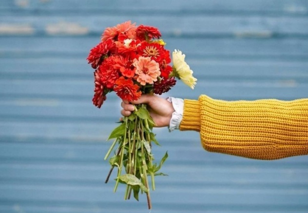 কেউ কারো মতো হয়না, কিছু মানিয়ে নিতে হয়, কিছু মেনে নিতে হয়।🖤