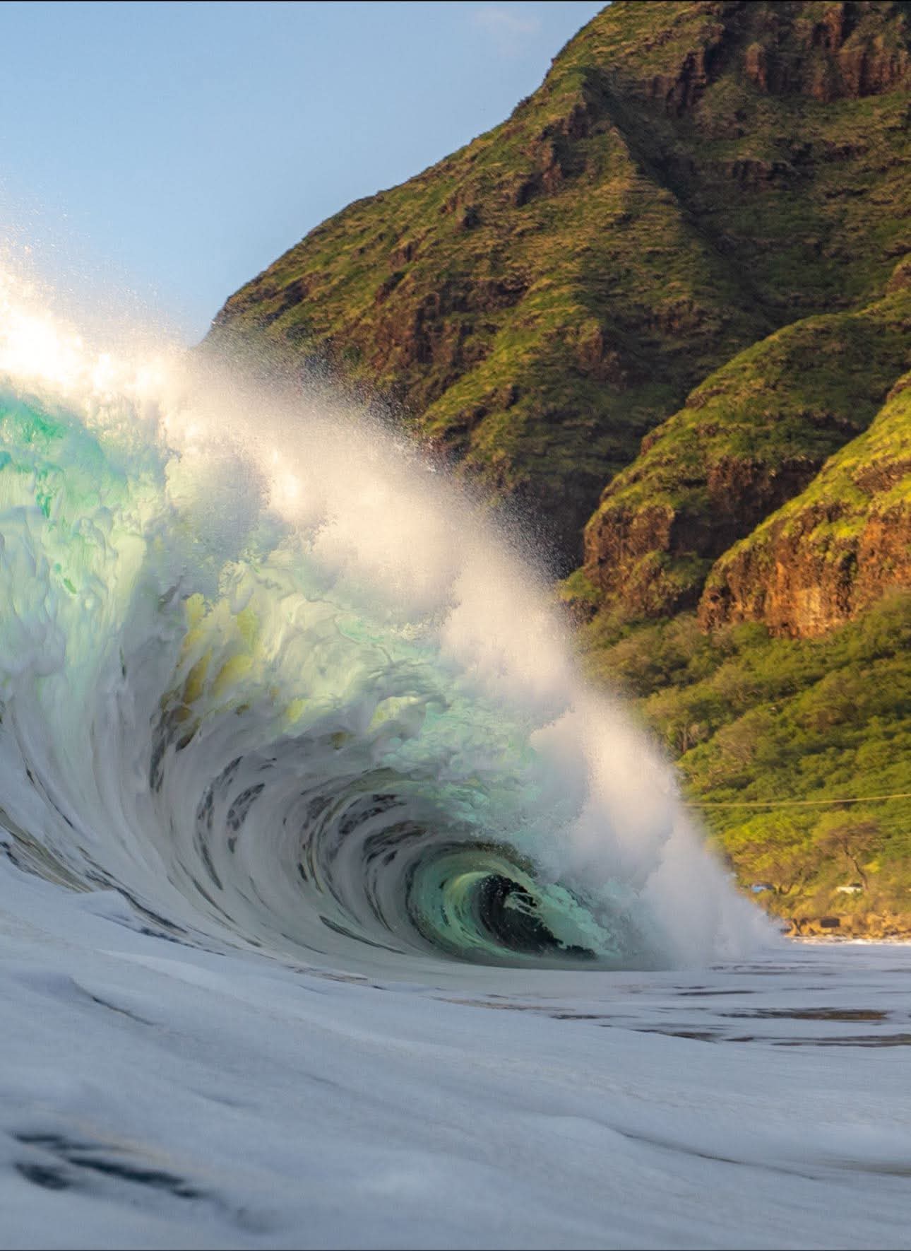 Heavy shorebreak wave in Hawaii 🌊