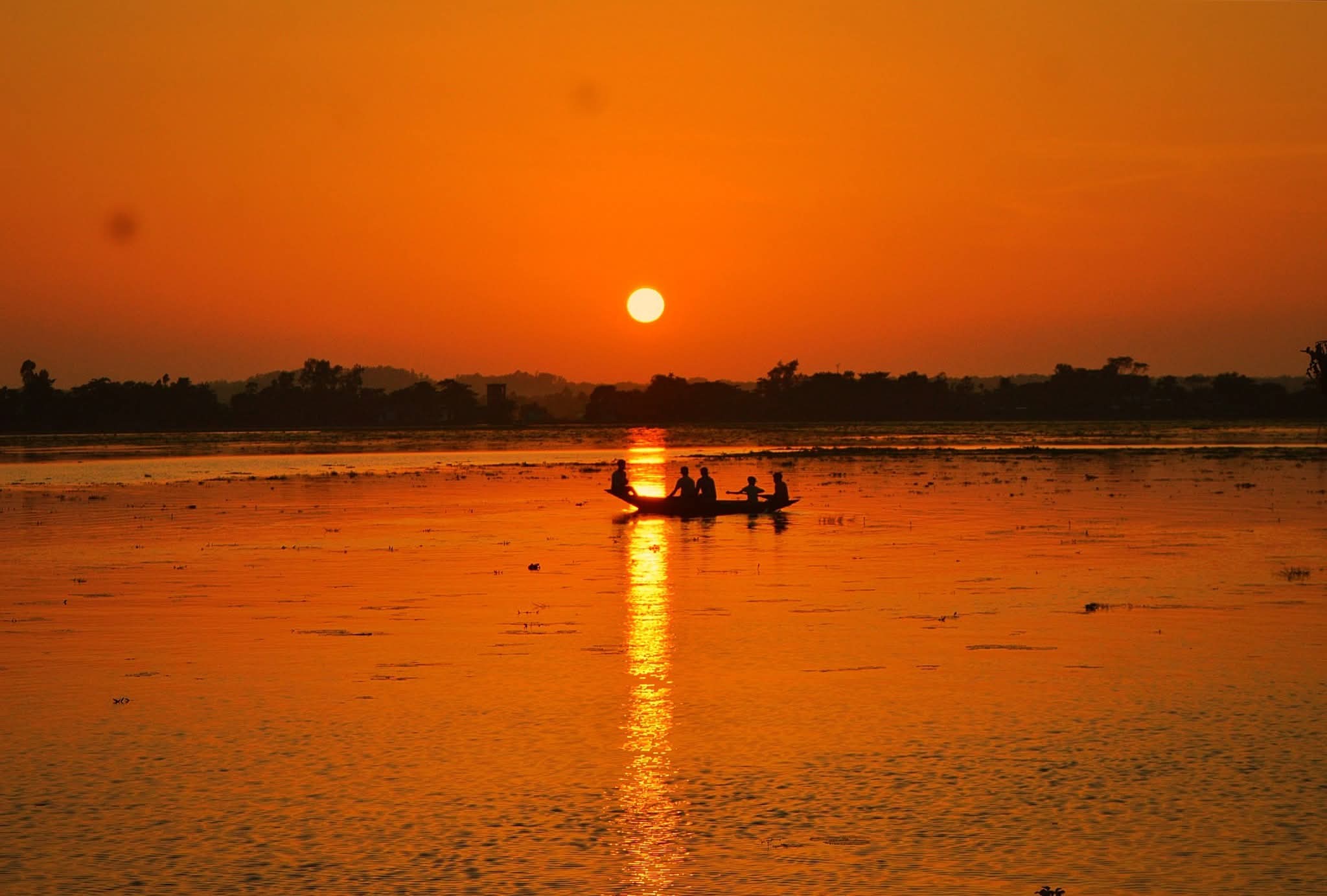 সূর্যাস্তের রঙে আঁকা নীরব নৌভ্রমণ।🌅🚤