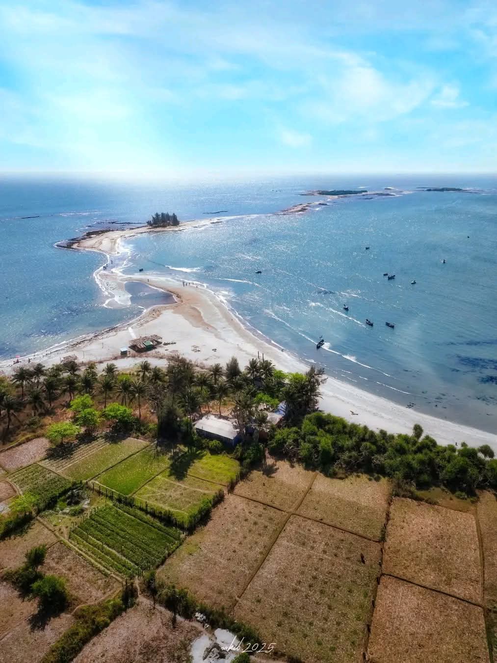ছেঁড়াদ্বীপ, এক রৌদ্রোজ্জ্বল সকালের মনোরম পরিবেশে সুন্দর দৃশ্য।