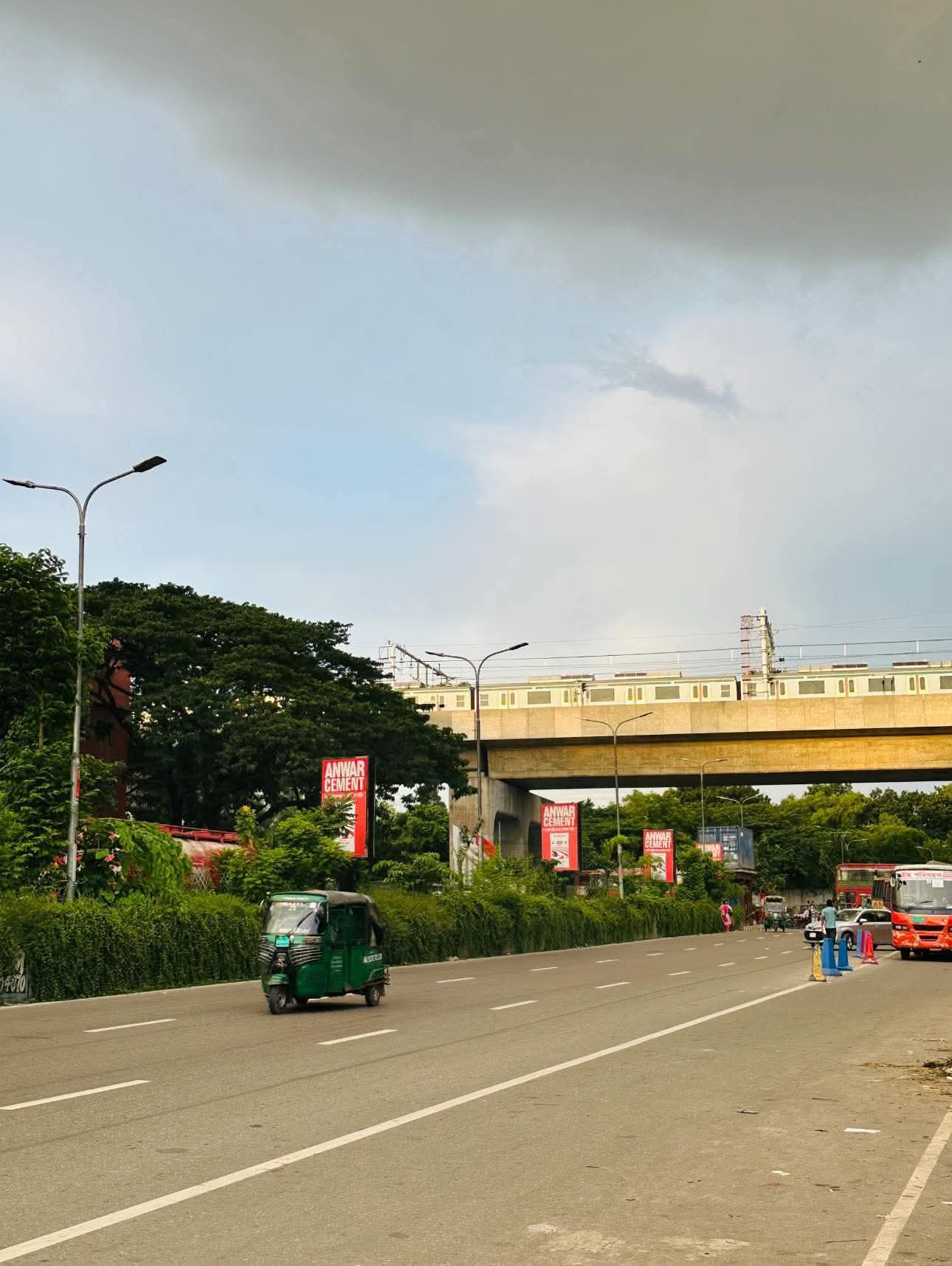 আগারগাঁও লিংক রোডের বর্তমান দৃশ্য। 
ঢাকার ভিত্রে। ঢাকা, বাংলাদেশ।