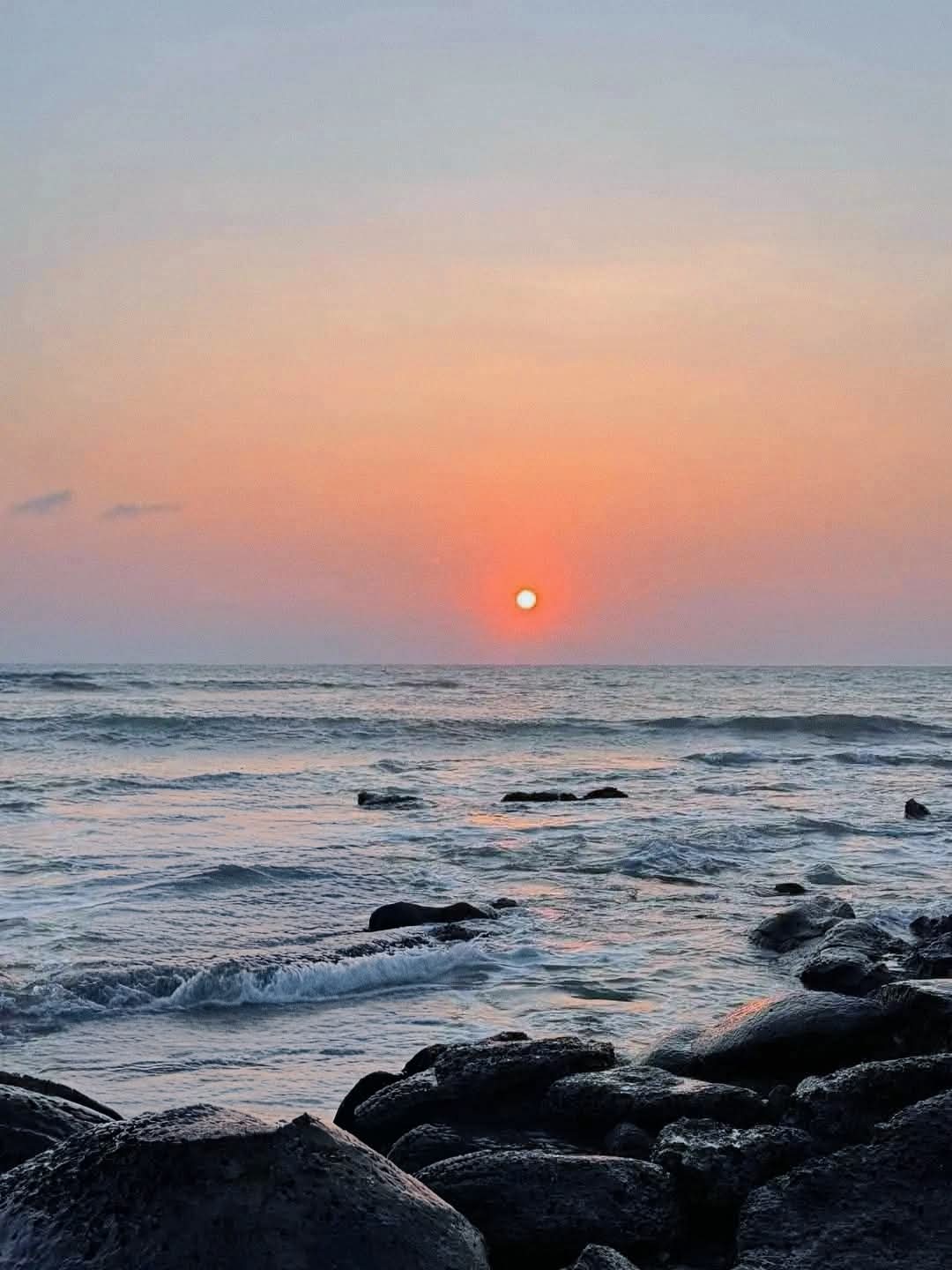 কক্সবাজারে সূর্যাস্তের এই রক্তিম রূপ দেখে অবাক হই বারবার।❤️