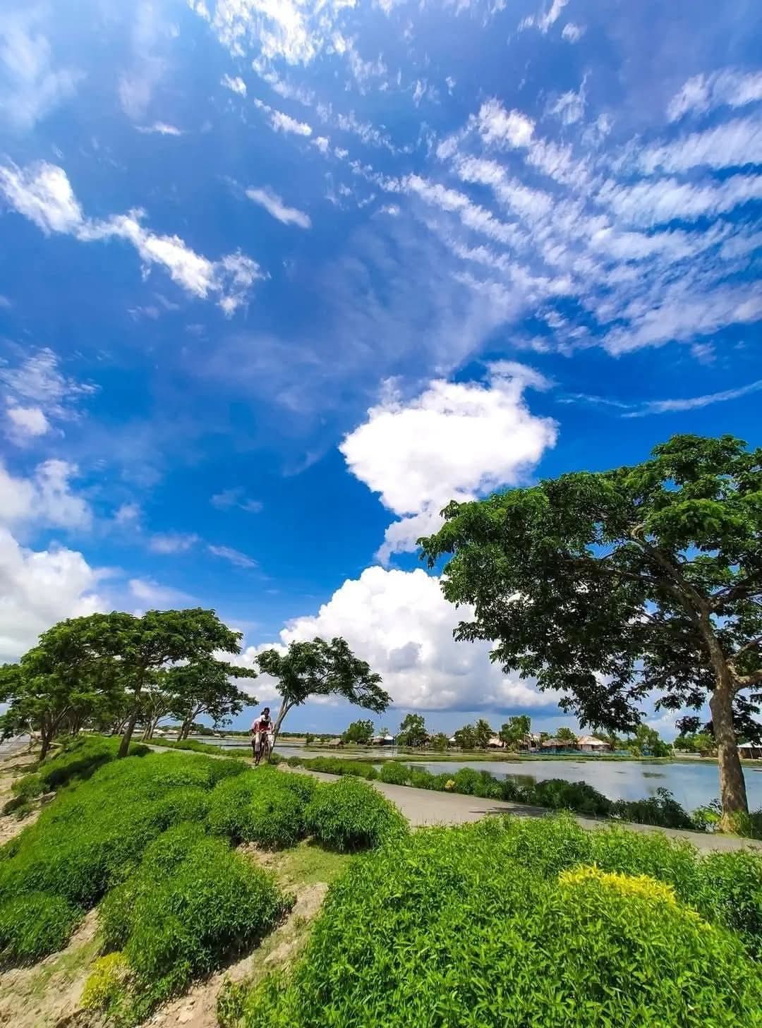 শরৎ এর নীল আকাশের সুন্দর দৃশ্য।