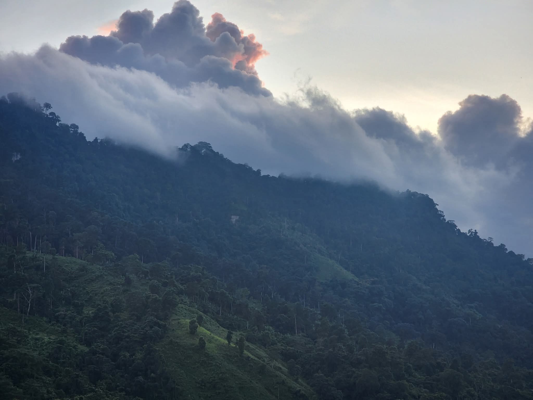 পাহাড় ও মেঘের মিতালী সুন্দর দৃশ্য।🌿