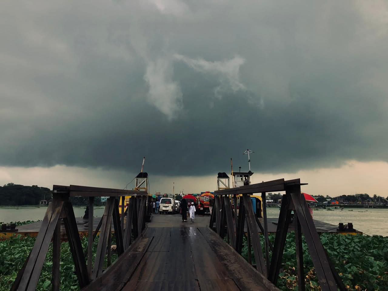 বৃষ্টি নামার পূর্ব মূহুর্তে মেঘলা আকাশে নবীগঞ্জ ফেরিঘাট, বাংলাদেশ।🇧🇩
