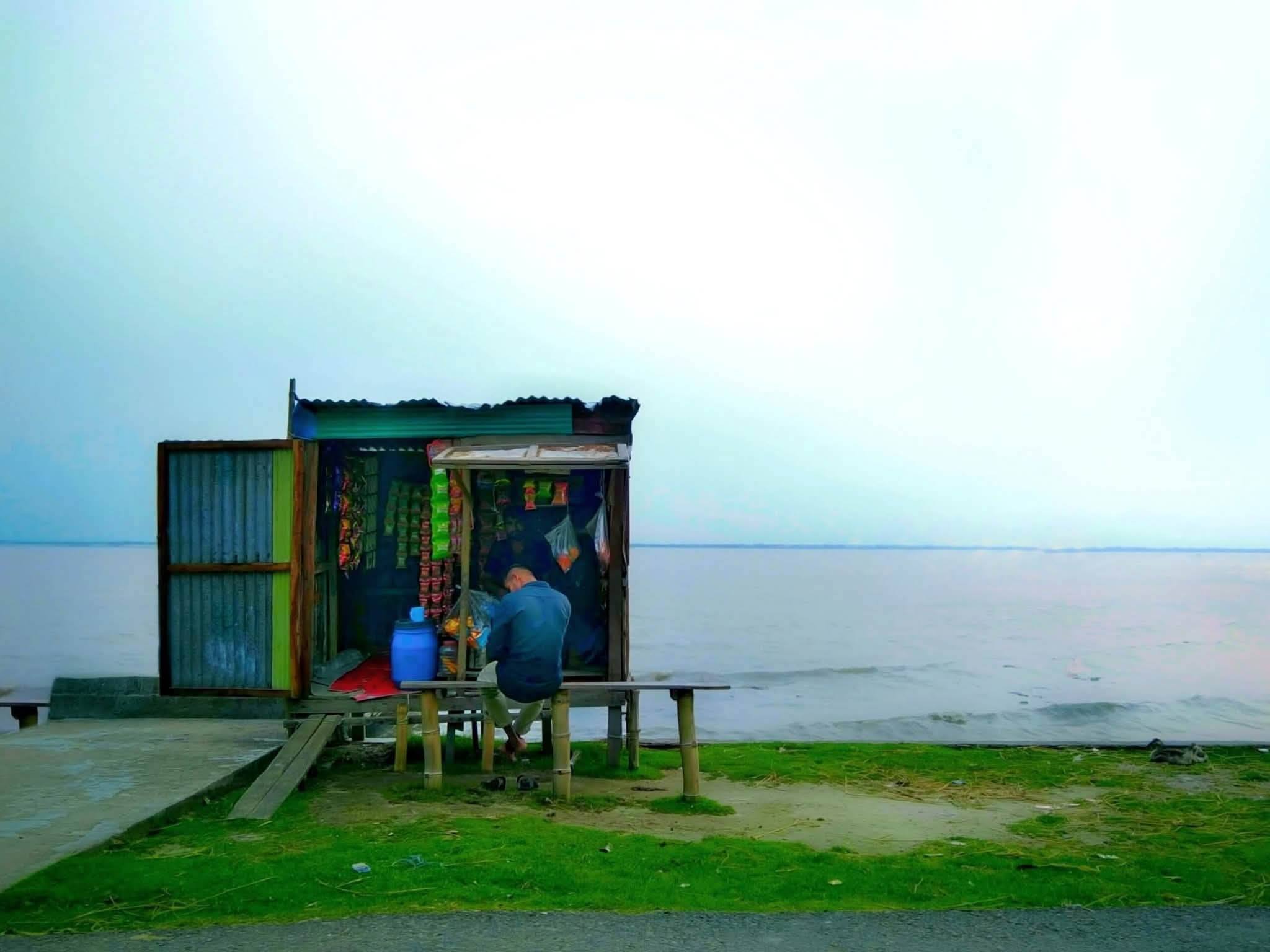 নদীর পাড়ের টং দোকানে বসে মিষ্টি বাতাস সাথে এত সুন্দর ডিউ দেখতে দেখতে চা খাওয়ার মজাই আলাদা।