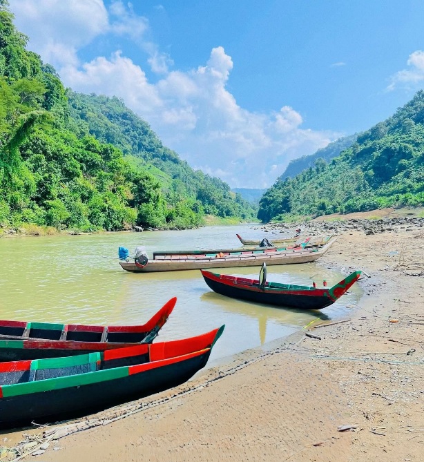 বান্দরবানের সবচেয়ে সুন্দর পাহাড়ি নদী সাঙ্গু।