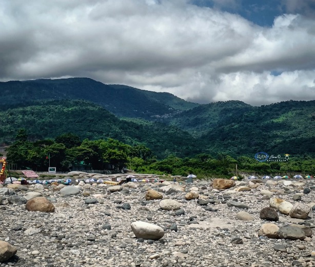 ভোলাগঞ্জ সাদা পাথর।
সাদা মেঘের ভেলা।
আর সাদা পাথর এক হয়ে গেছে।