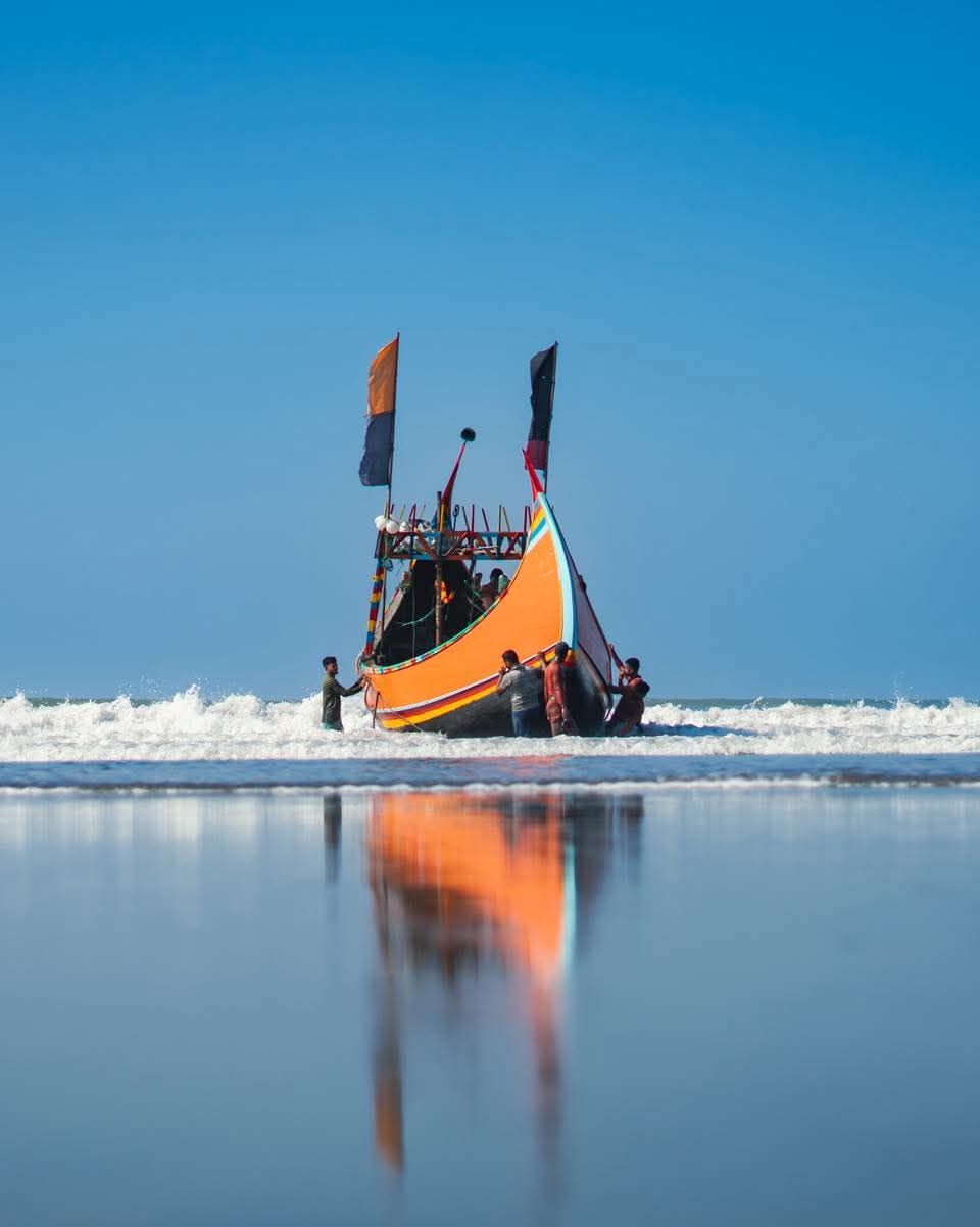 ঢেউয়ের কাঁধে ভর করে রঙিন নৌকাটা ছুটে চলে জীবিকার দিকে।🛶