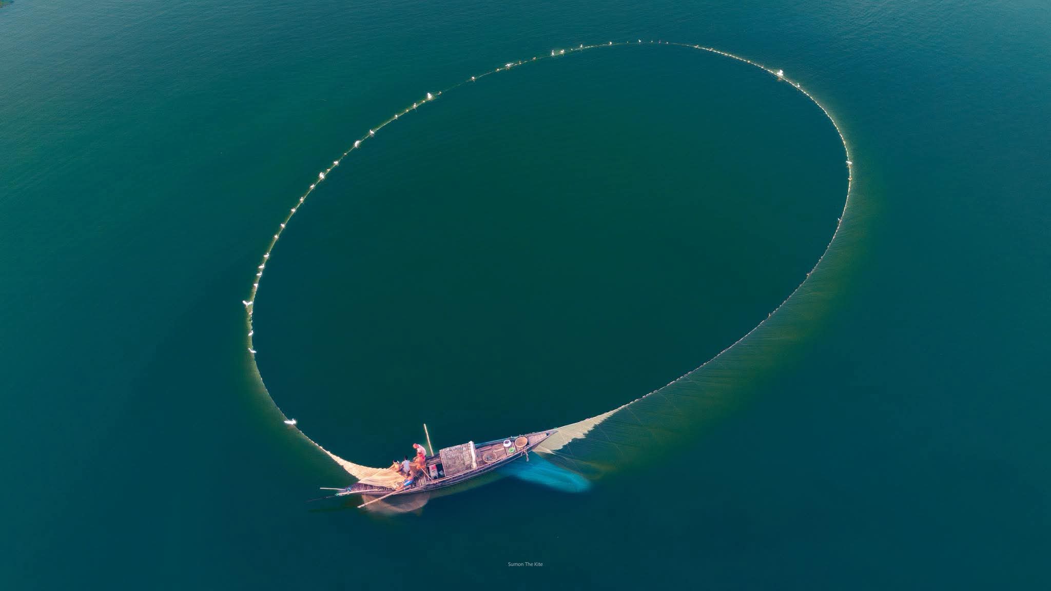 জাল দিয়ে বৃত্ত আকারের মাছ ধরার সুন্দর দৃশ্য।