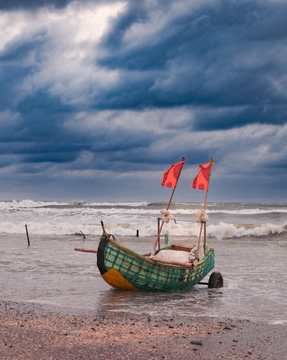 ঝড়ের আগমনী সুরে ভেজা আকাশের নিচে।