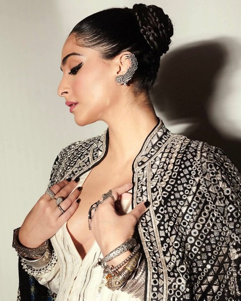 Sonam Kapoor - Bollywood Beautiful Actor