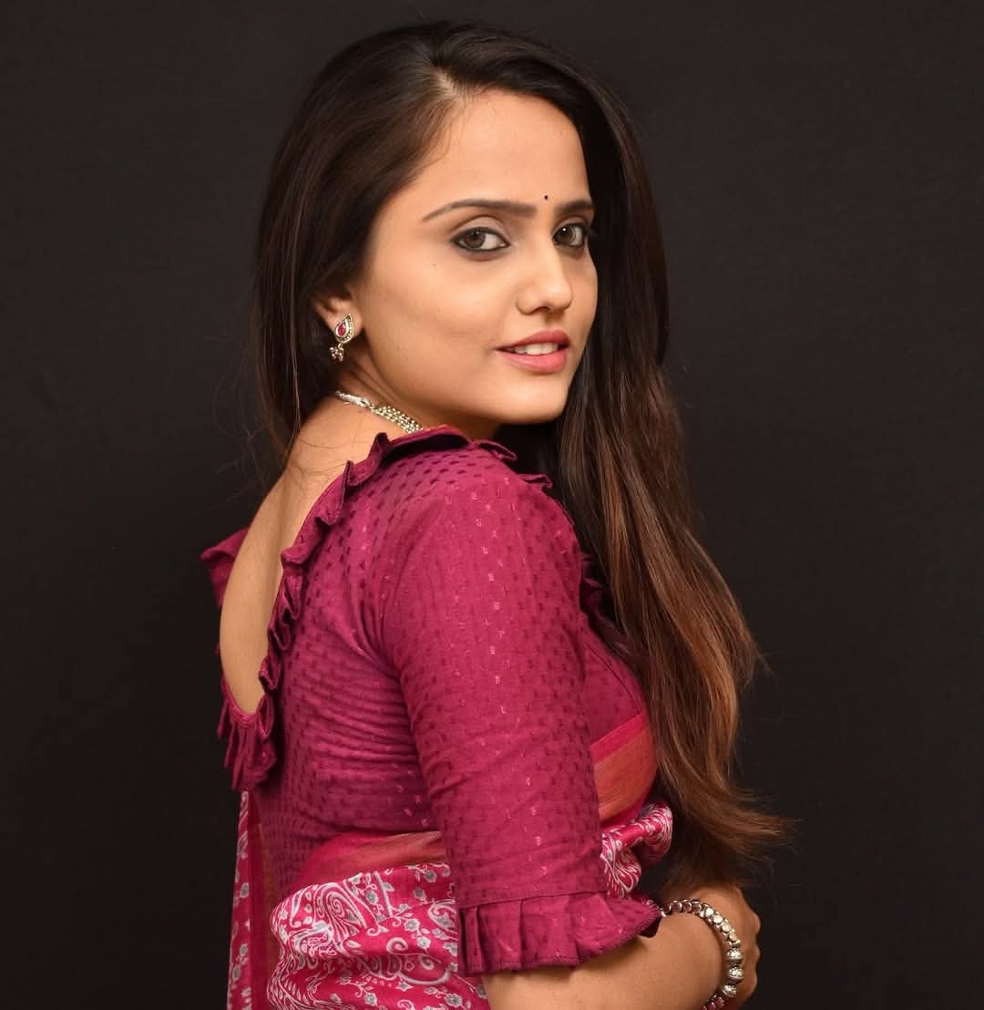 Neha Bhat - Indian Saree Beauty