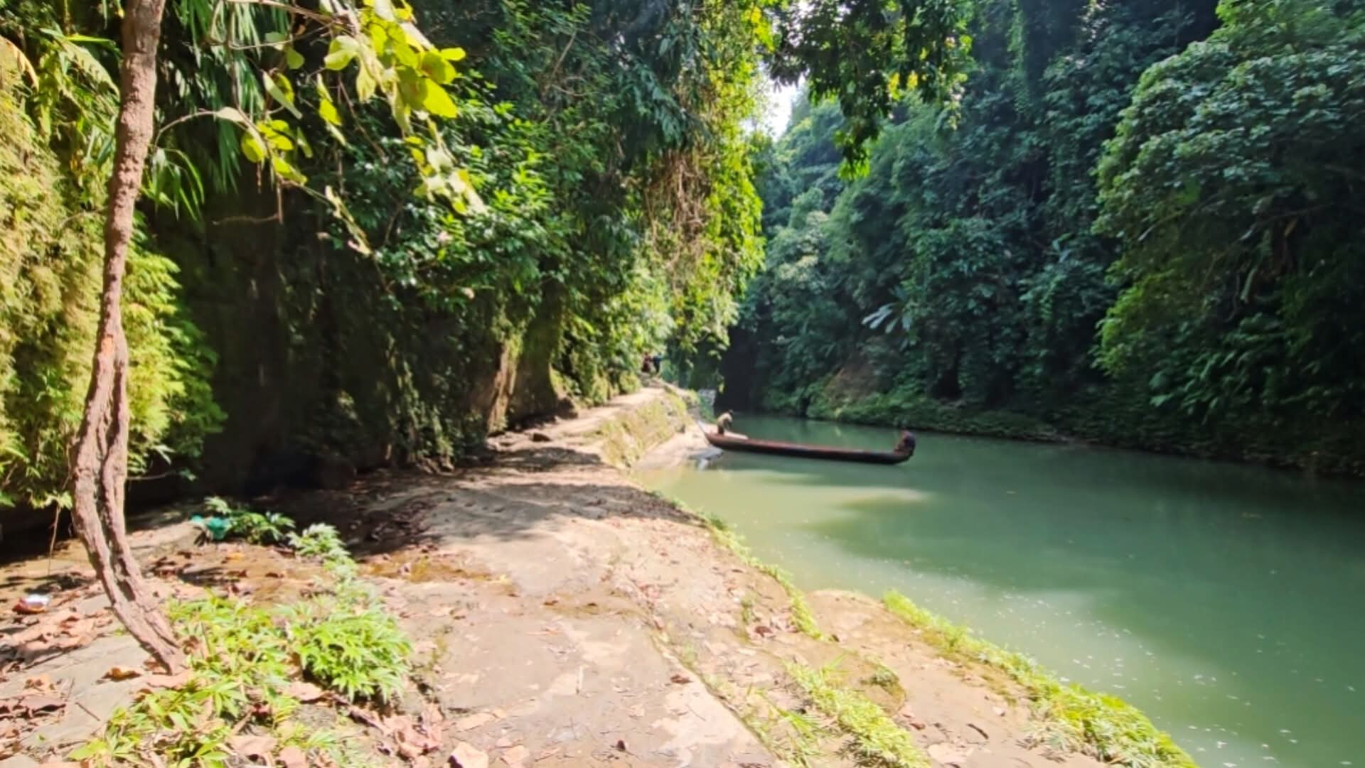 দেবতাখুমের পথে...
রোয়াংছড়ি, পার্বত্য বান্দরবান, বাংলাদেশ।