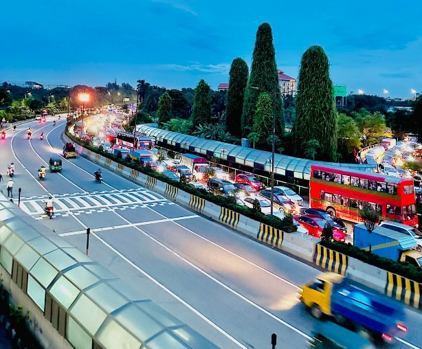 ব্যস্ততম বিমানবন্দর সড়কের কুর্মিটোলা অংশের সন্ধ্যার সময়ের দৃশ্য। কুর্মিটোলা, ঢাকা, বাংলাদেশ।