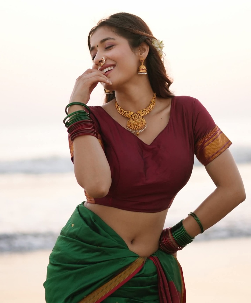 Sakshi Shrivas - Indian Saree Blouse Beauty - Indian Saree Model - Indian Saree Lover