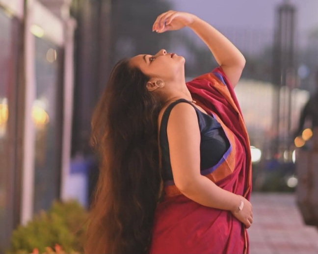 Keya Halder - West Bengal Saree Beauty - Indian Red Saree Lover - Kolkata Saree Model - Saree River - Red Saree Black Blouse Fashion