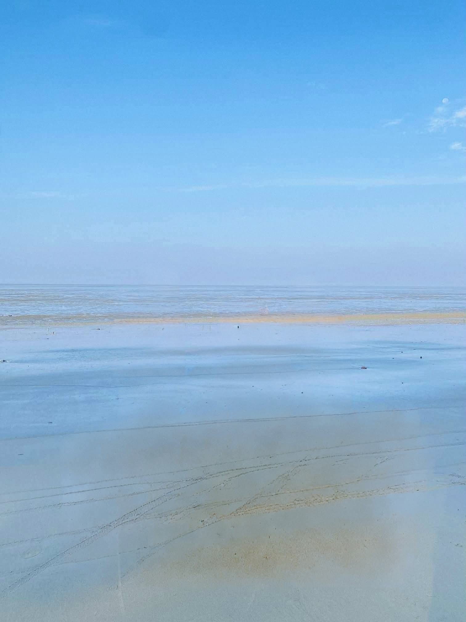 কক্সবাজার সমুদ্র সৈকতের সাথে নীল আকাশের এক অদ্ভুত মিতালি। ❤️