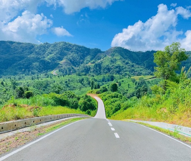 বান্দরবানের থানচিতে বাংলাদেশের সবচেয়ে সুন্দর রাস্তা বোধহয় এটাই। বান্দরবান, বাংলাদেশ। ❤️