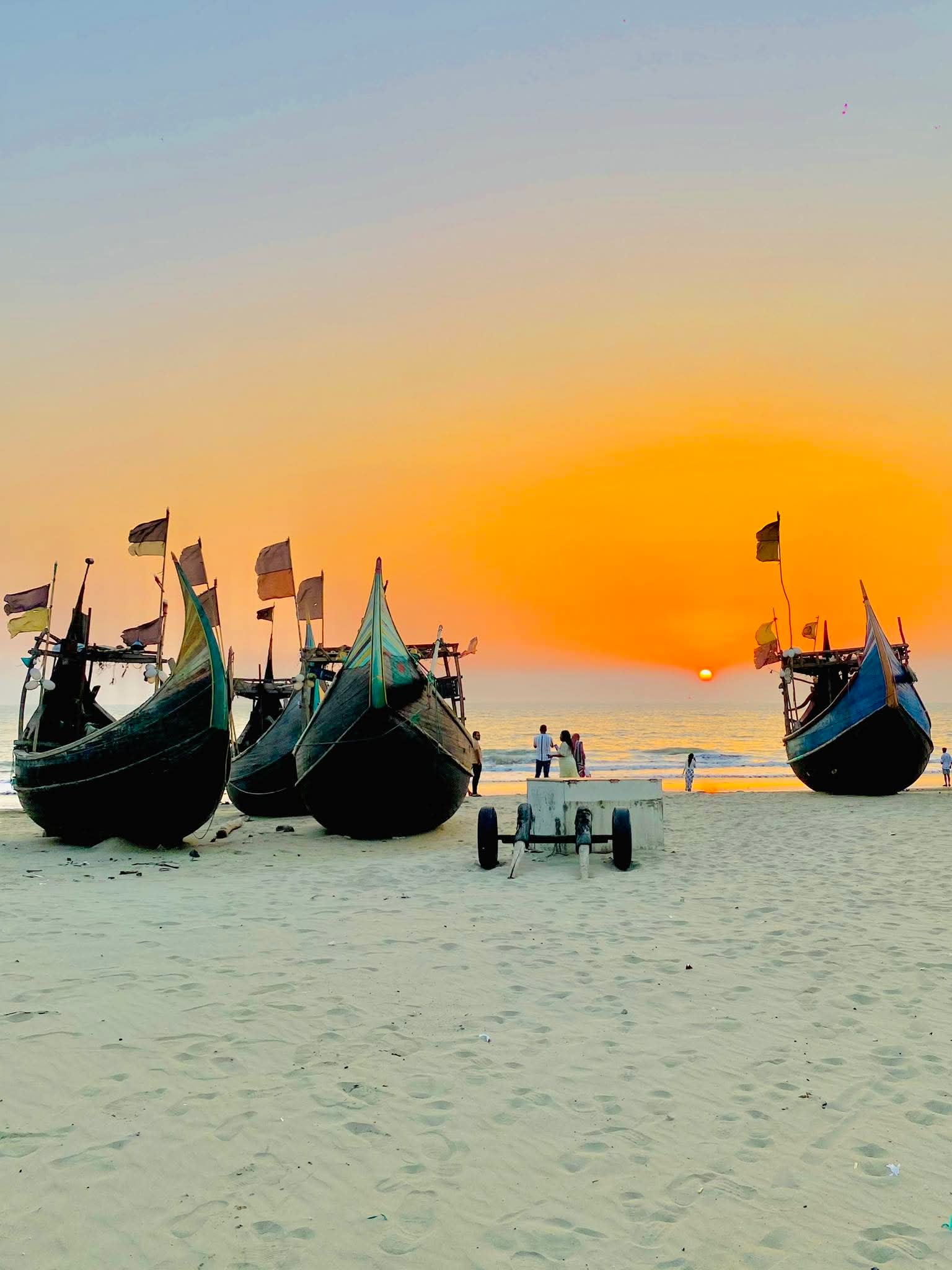 বিশ্বের দীর্ঘতম সমুদ্র সৈকত কক্সবাজারের মনোমুগ্ধকর শেষ বিকেলের দৃশ্য।