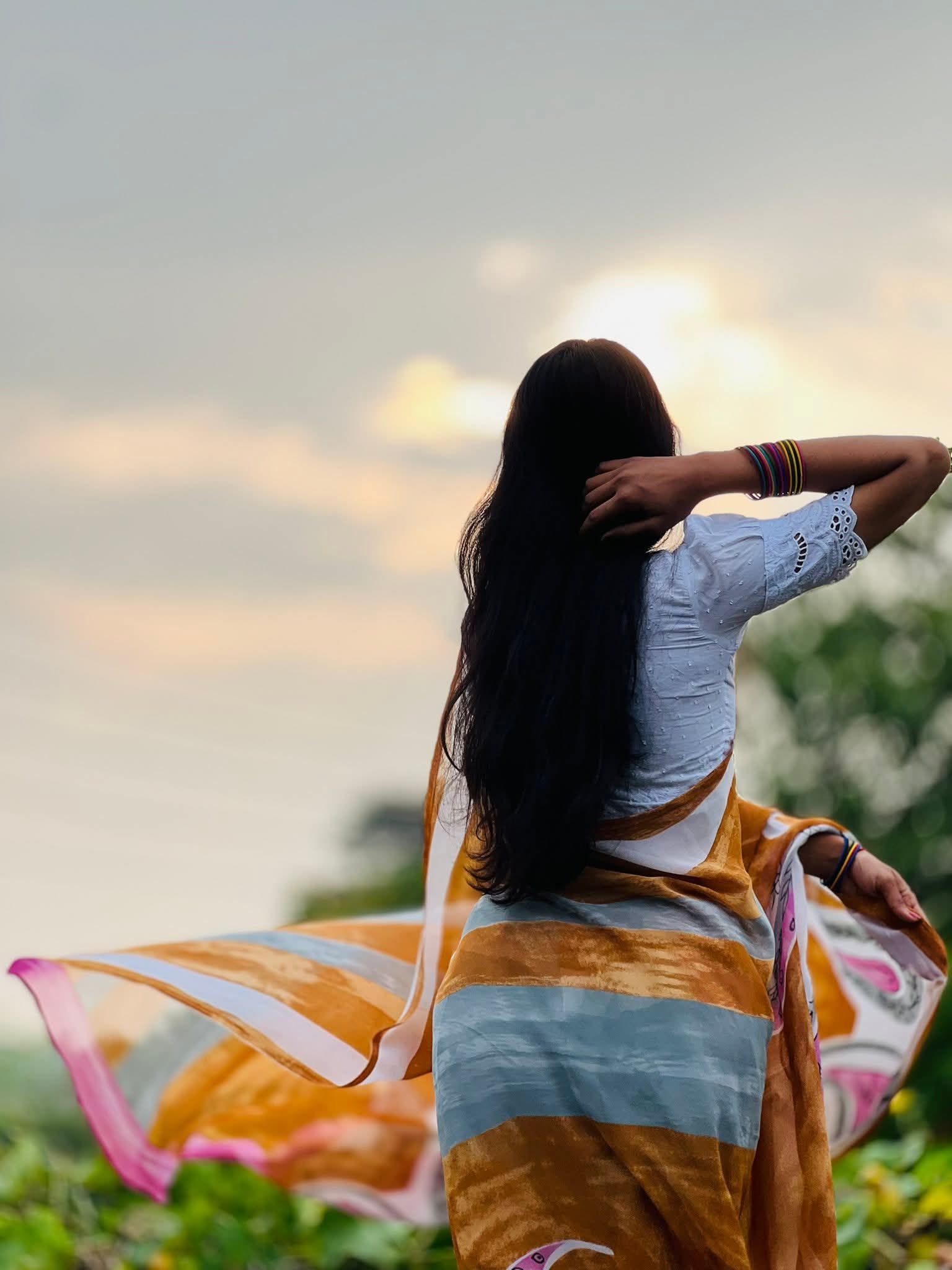 মেয়ে মানুষ মানসিক শান্তিতে থাকলে, চেহারা এমননিই গ্লো করে। মন মেজাজ সব সময় পাখির মত উড়ে!🕊️