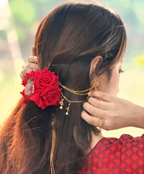 খোপাতে লালা গোলাপ বাধতে আমার খুবি ভালো লাগে।