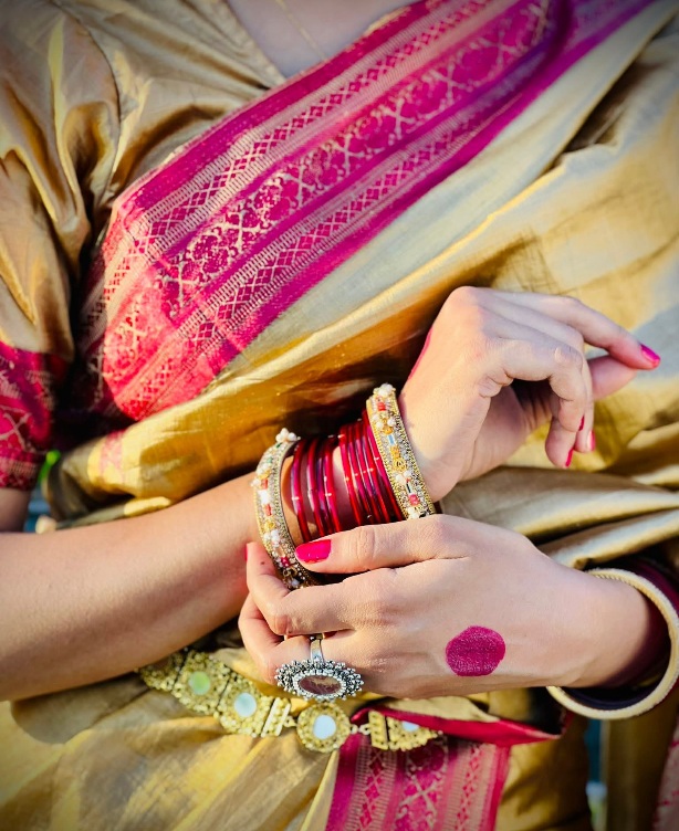 একজন অযত্নশীল হীরাকেও কয়লা ভাবে, আর যত্নশীল সবকিছুর প্রতি যত্নশীল থাকে।😌🦋