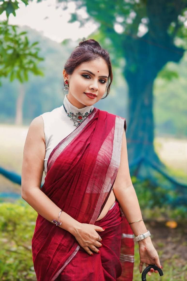 Manasree Bhattacharya - Indian Saree Model - Indian Saree Beauty - Indian Beautiful Women - White Blouse Fashion - Red Saree Fashion - Saree Blouse Sondori