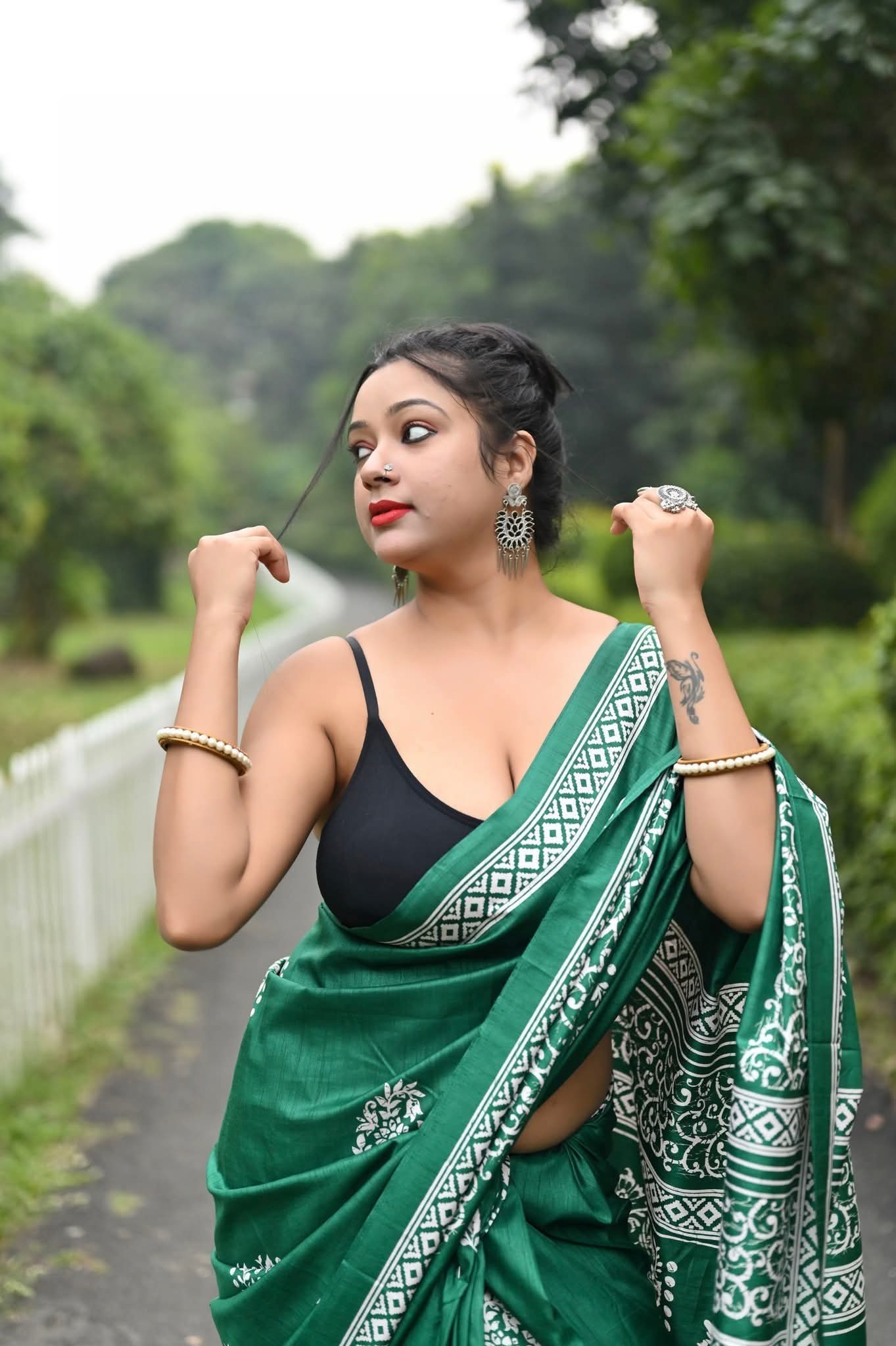 Ananya Bhandari - Indian Saree Beauty - Kolkata Saree Model - Hot Saree Beauty - Indian Sexy Woman -  Black Blouse Fashion - Green Saree Fashion - Indian Saree Blouse Lover