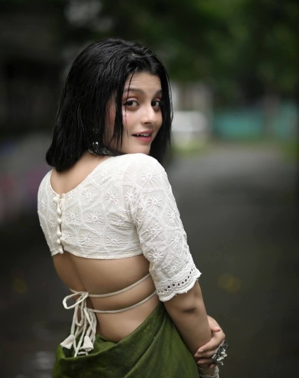 Poulomi Banerjee - Indian Blouse Fashion  - Indian Saree Beauty - Indian Beautiful Woman - Indian Saree Blouse Lover - Indina Blouse Sondori