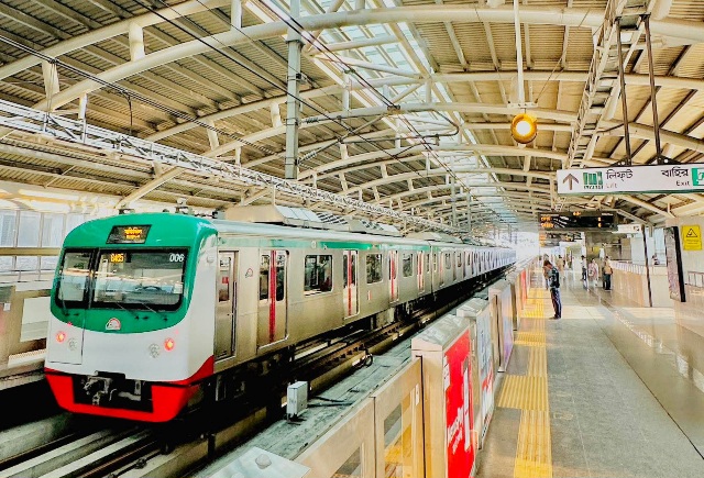 মিরপুর শেওড়াপাড়ায় মেট্রোরেল স্টেশন। 
মিরপুর শেওড়াপাড়া, ঢাকা, বাংলাদেশ।
