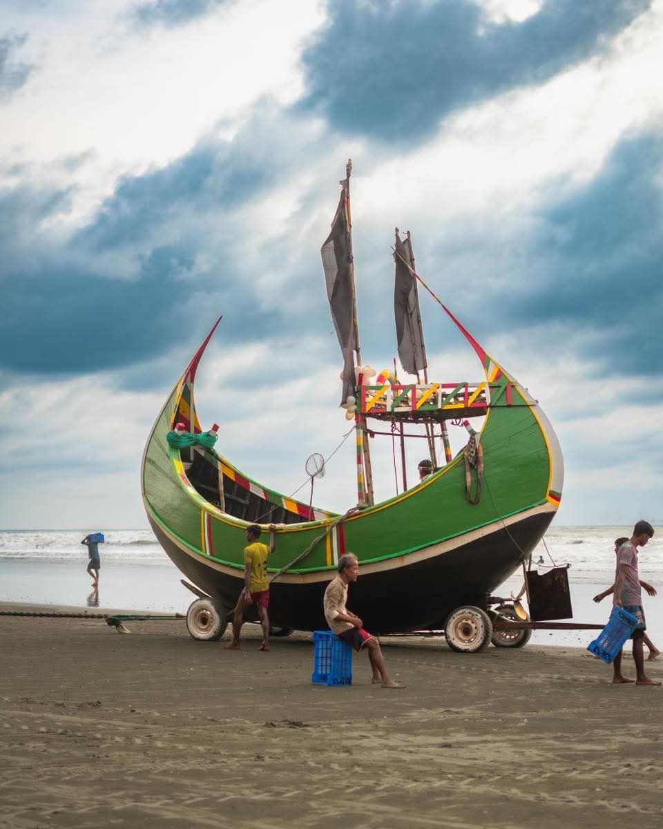ঢেউয়ের ডাকে সমুদ্রপাড়ের মনোমুগ্ধকর পরিবেশের সুন্দর দৃশ্য।