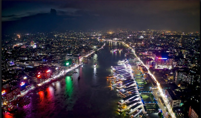 রাতের বেলায় সদরঘাটের সুন্দর দৃশ্য। সদরঘাট, ঢাকা, বাংলাদেশ।