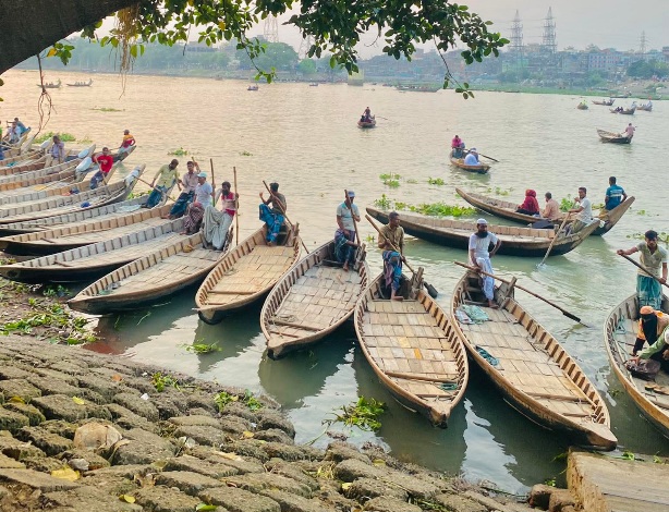 জিনজিরা ঘাটে নৌকার সারি, বুড়িগঙ্গায় মাঝিদের অপেক্ষার মুহূর্ত।