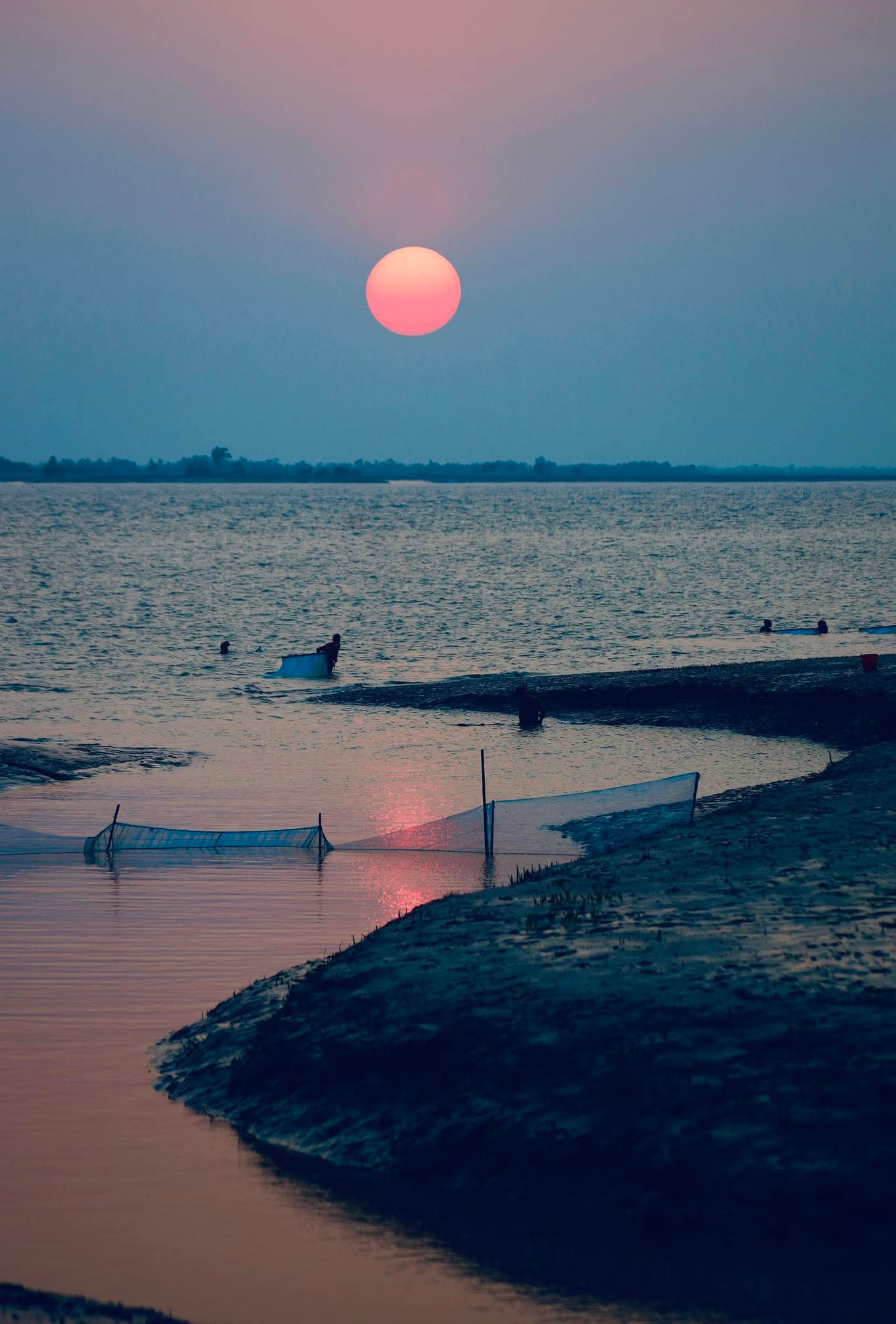 ঠিক সন্ধ্যে নামার আগের মুহূর্তে ছবি। ঠিক সন্ধ্যে নামার আগের মুহূর্তে দৃশ্য। প্রকৃতিক সুন্দর দৃশ্য। 