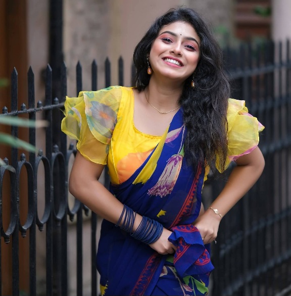 Piu Kundu - Kolkata Saree Beauty - Kolkata Beautiful Girl - Blue Saree Beauty - Yellow Blouse Beauty - Kolkata Saree Model - Kolkata Saree Sondori