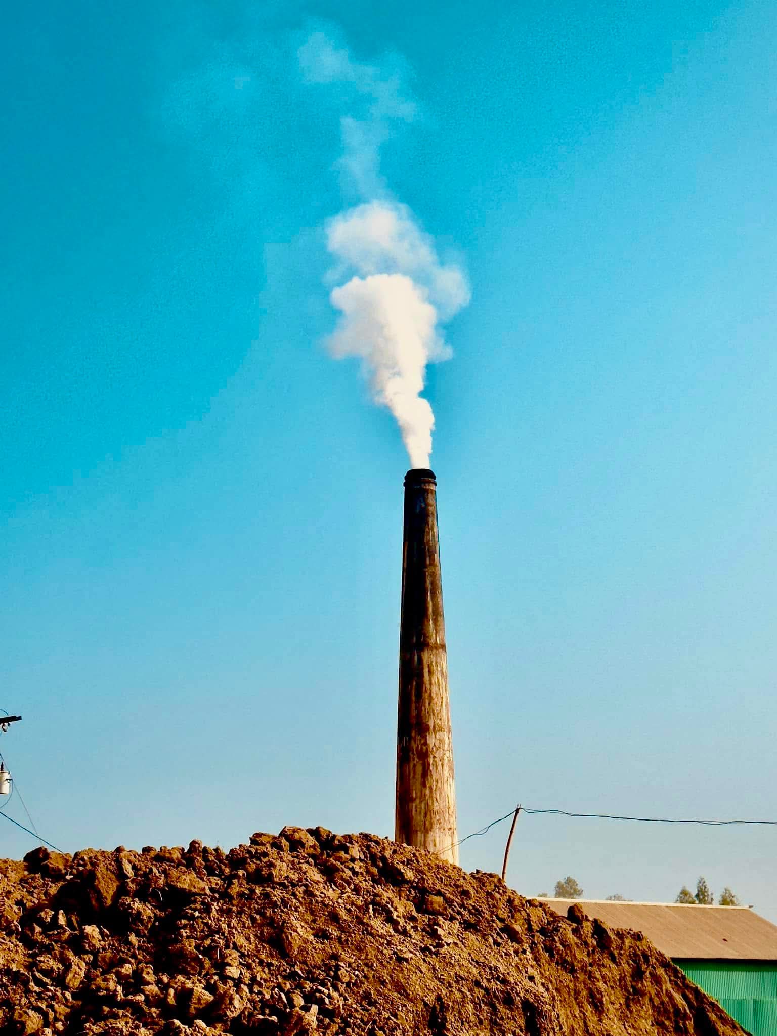 মাটিতে শ্রম, আকাশে ধোঁয়া...
গোপালপুর, টাংগাইল, বাংলাদেশ।