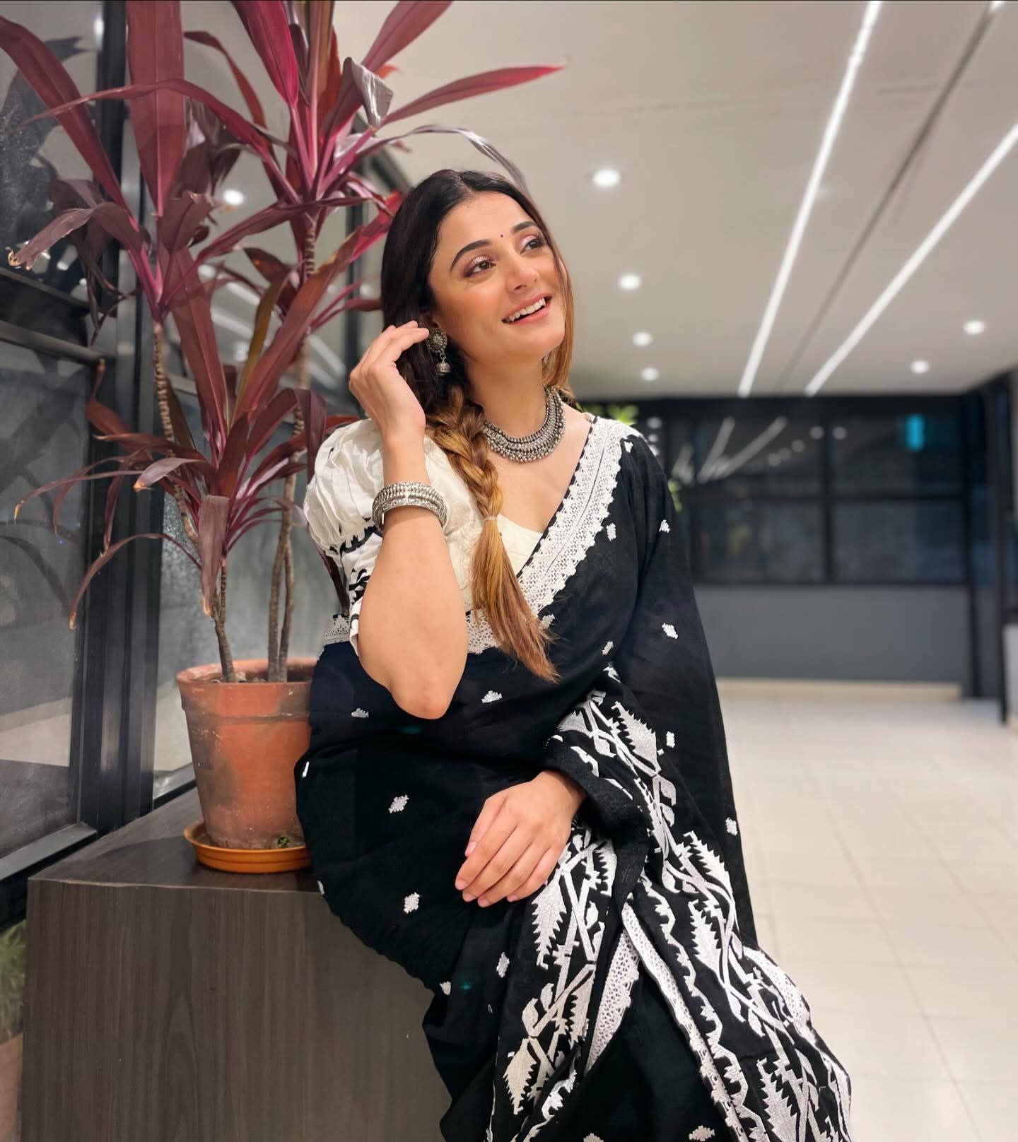 Priyanka Mitra - Indian Saree Beauty - Indian Saree Lover - Indian Saree Fashion - Indian Saree Sondori - Indian Saree Model