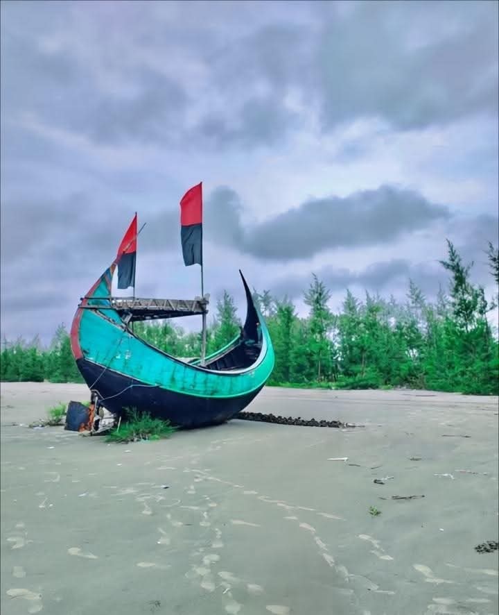 কক্সবাজার সমুদ্রসৈকত, ঝাউবাগান আর সাম্পানের কম্বিনেশন অসাধারণ।❤️