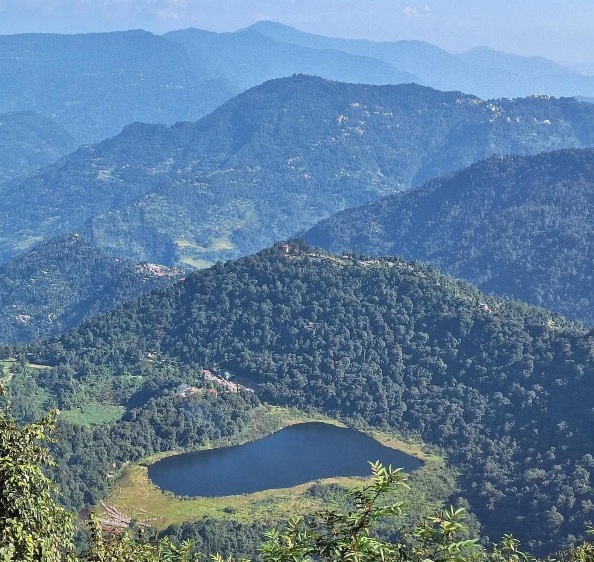 সাগরে পৃষ্ঠ থেকে হাজার ফুট উচ্চতায় বান্দরবান বগালেক।