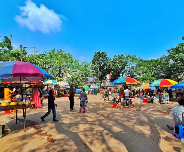 রোদেলা দুপুরের চাষাড়া শহীদ মিনার।
নারায়ণগঞ্জ, বাংলাদেশ।🇧🇩