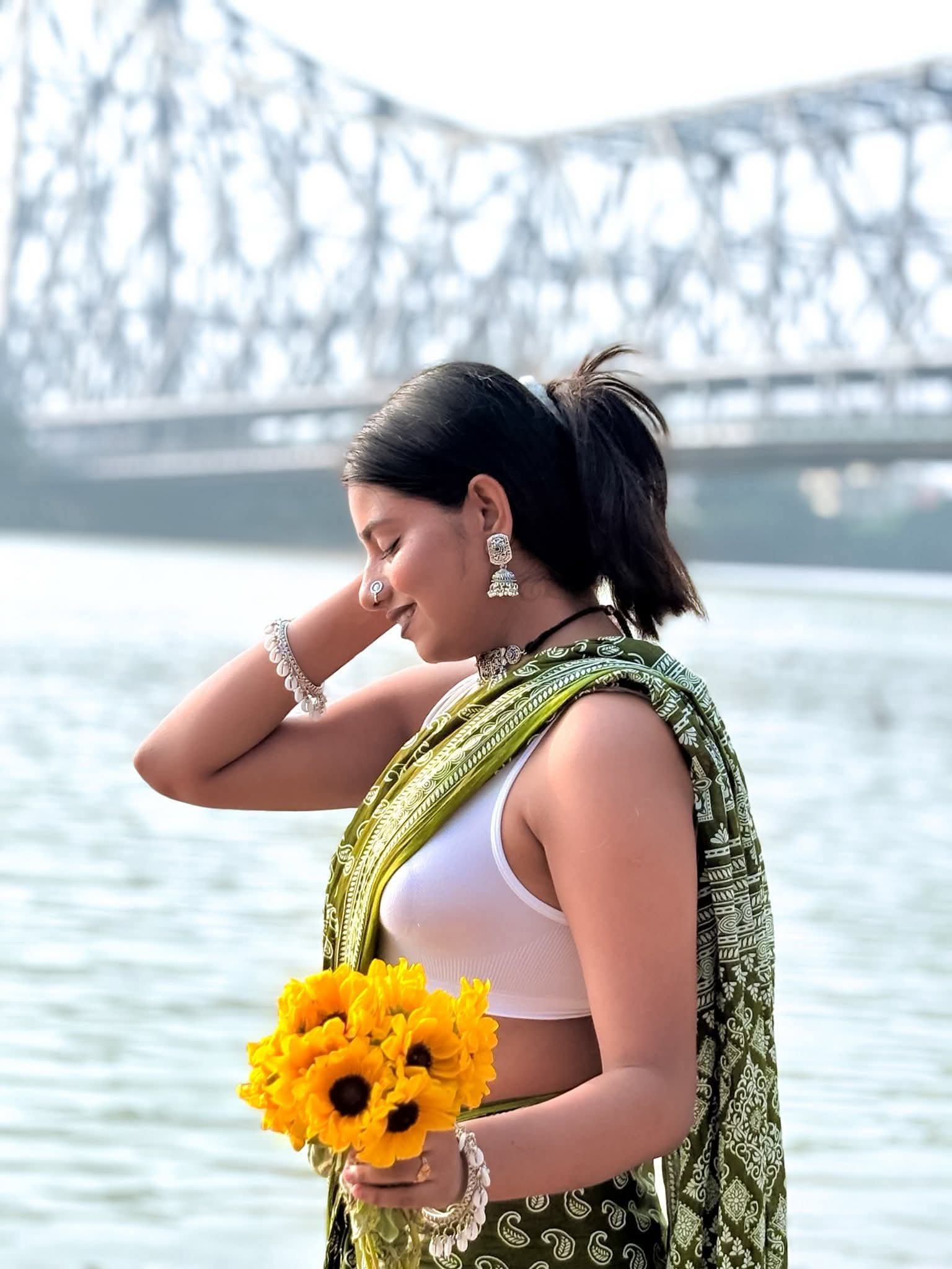 Pratushya Lahiri - Kolkata Saree Beauty - Kolkata Saree Lover - Green Saree Fashion - White Blouse Fashion - Kolkata Hot Woman - Kolkata Saree Sondori - Indian Saree Model