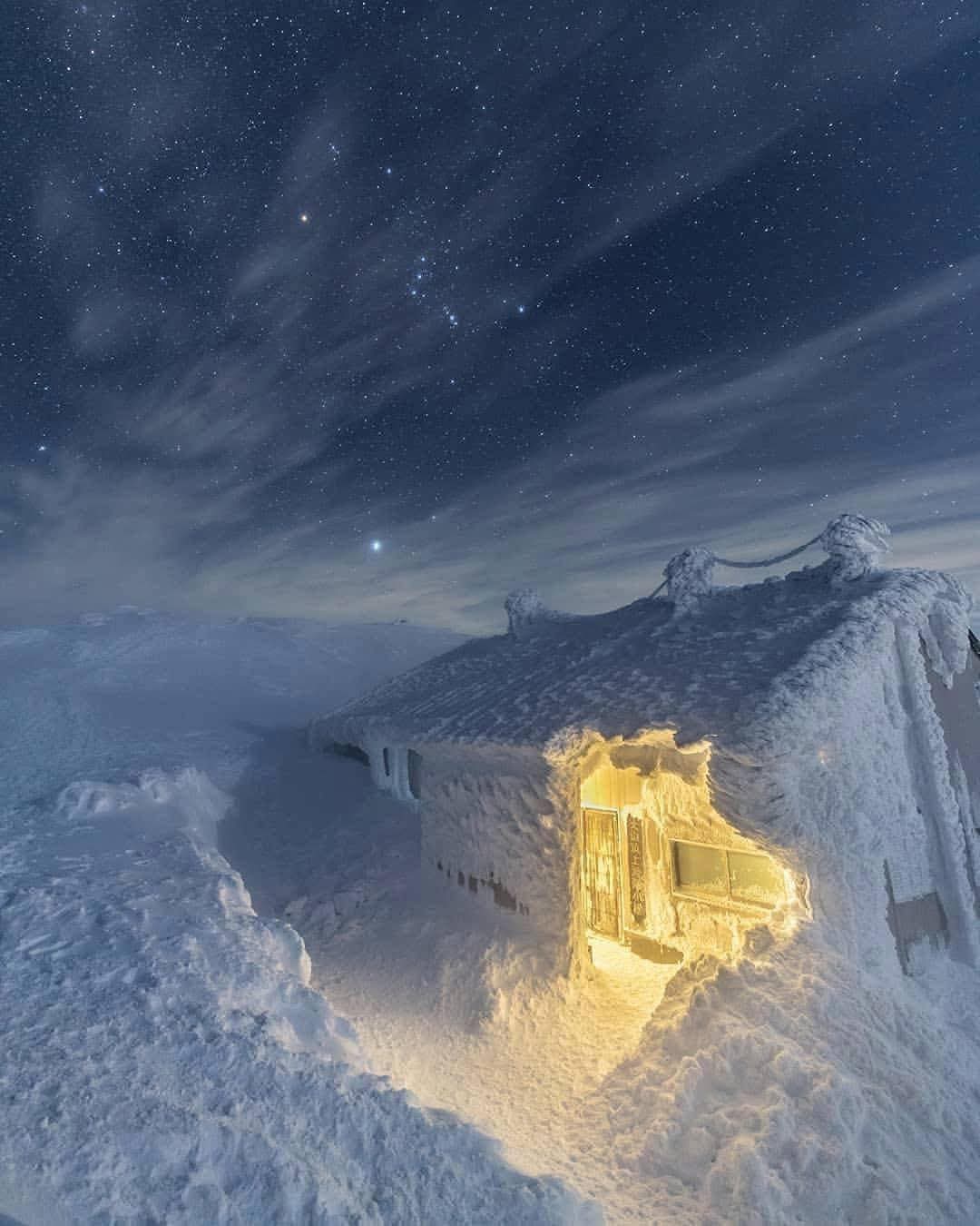Starry nights at Oyama Peak, Tottori prefecture, Japan. ❄️ 