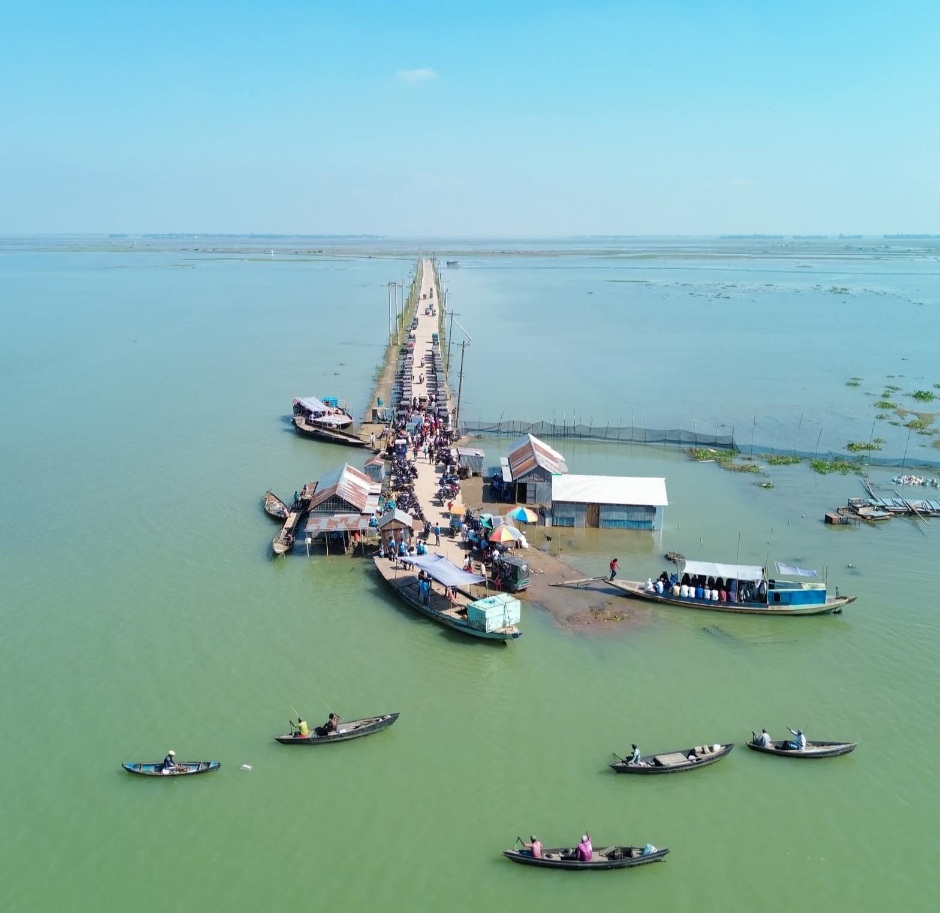 নদী, নৌকা আর পথ। বাংলার চিরচেনা সৌন্দর্যের এক নিদর্শন। বাংলার সুন্দর দৃশ্য।