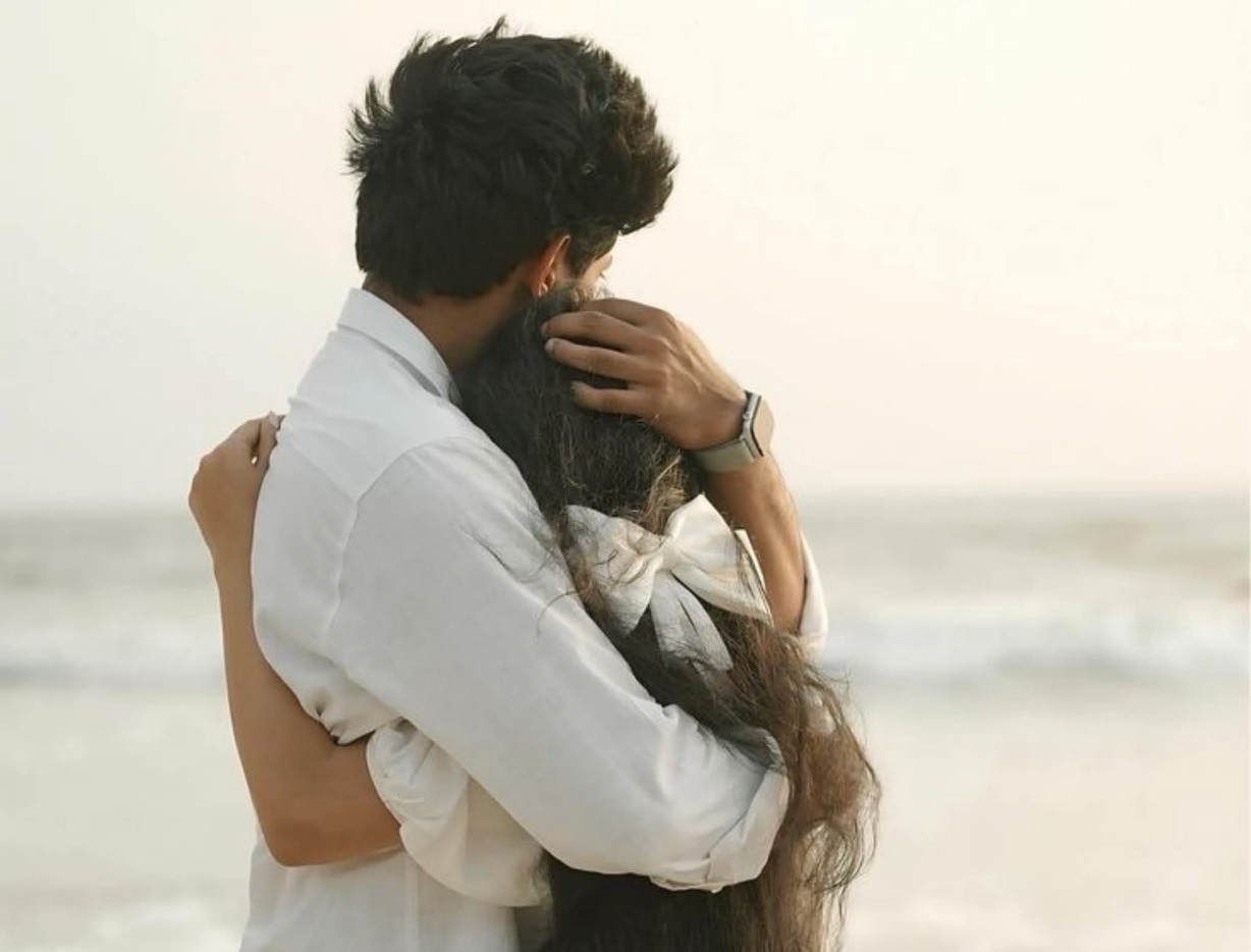 প্রিয় মানুষকে বুকে জড়িয়ে ধরে রাখার মতো শান্তি হয়তো আর কিছুতেই নেই!🎀🦋💗