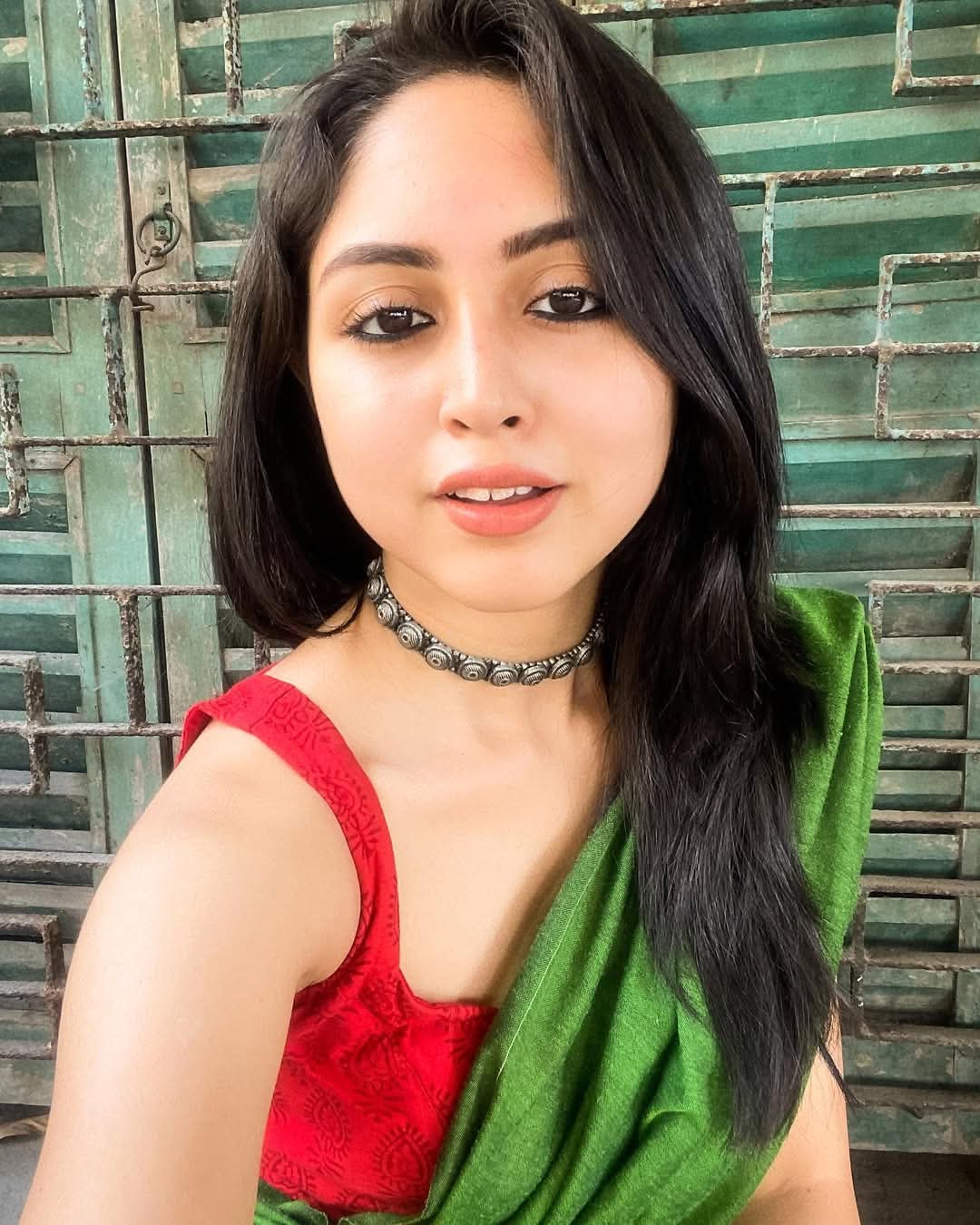 Aishi Bhattacharya - Kolkata Saree Style - Red Blouse Fashion - Green Saree Beauty -  Kolkata Saree Model - Kolkata Beautiful Actor - Kolkata Saree Sondori