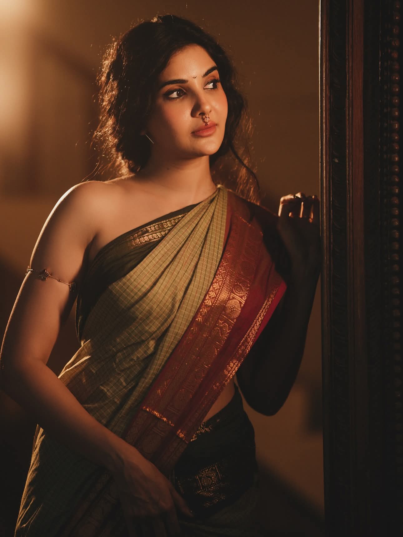 Madhuri Jain - Tamil Beautiful Actor - Tamil Saree Model - Tamil Blouse less Saree Model - Tamil Beautiful Girl - Tamil Saree Style - Tamil Saree Sondori - Tamil Saree Beauty l