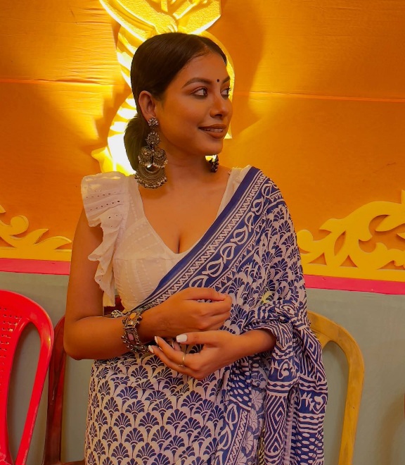Nisha Kayal - Kolkata Saree Style - Kolkata Saree Beauty - White Blouse Fashion - Blue Saree Lover - Kolkata Sexy Girl - Kolkata Saree Fashion - Kolkata Saree Sondori - Kolkata Saree Model