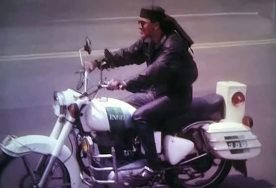 বাংলাদেশের আইকনিক সুপারস্টার সালমান শাহ্ প্রায় ১৯৯৬ সালের দিকে Royal Enfield নিয়ে ঢাকার রাস্তা কাঁপিয়েছিল। সে শুধু সেই সময়েরই না, সে এই সময়ের একজন আইকনিক ব্যক্তিত্ব।