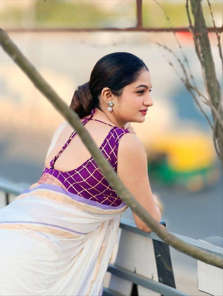 Sanam Joshi - Indian Saree Blouse Model - Indian Hot Leady - Indian Saree Sondori - Backless Blouse Beauty - Purple Blouse Lover - White Saree Beauty - Backless Blouse Fashion - Indian Saree Sondori